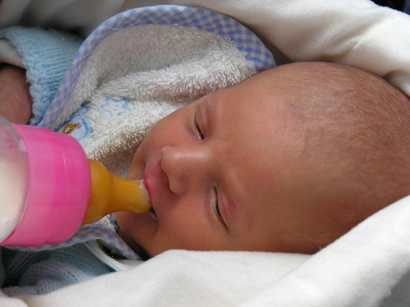 succión del bebé y alimentación del bebé con biberón